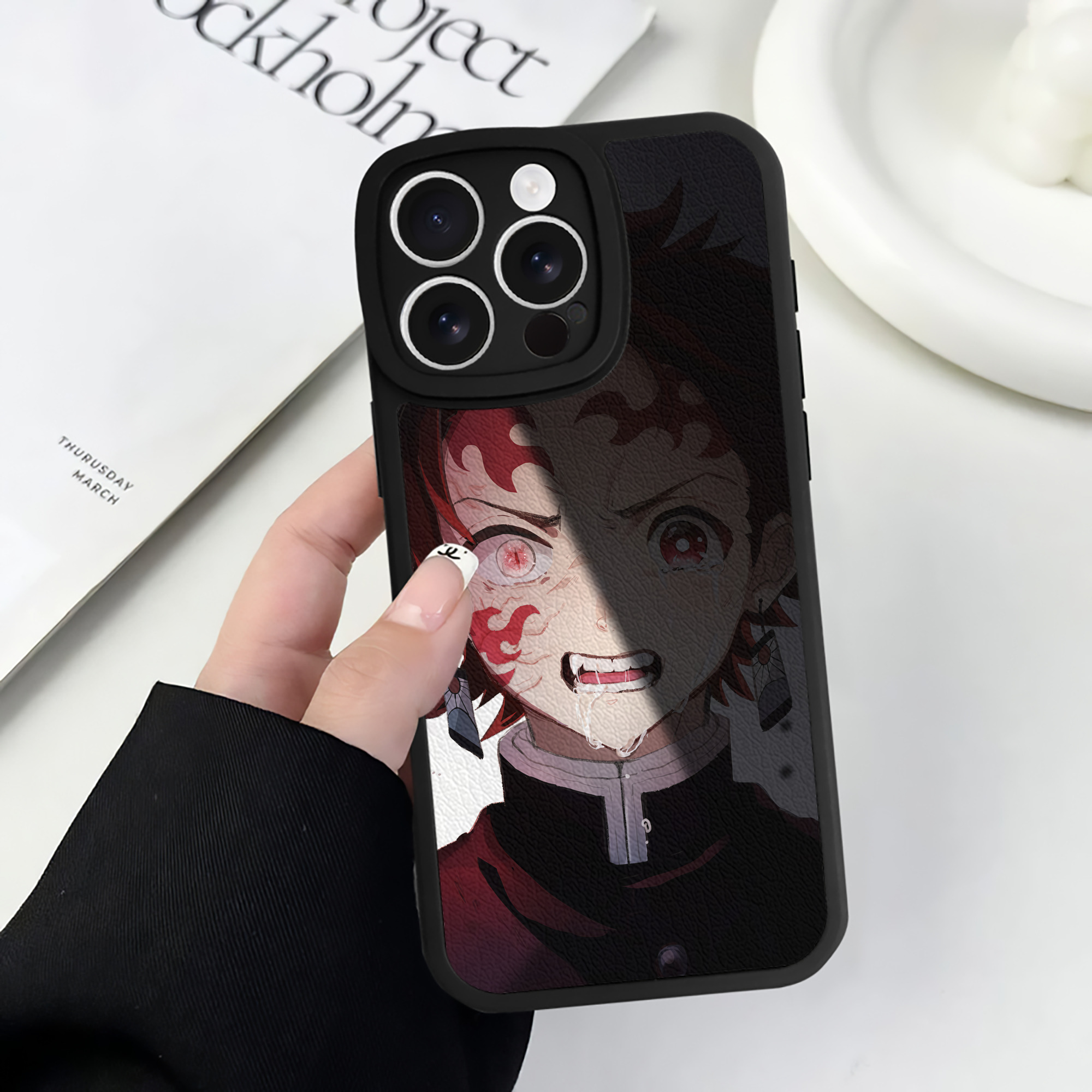 （画像用） 鬼滅の刃（きめつのやいば）竈門 炭治郎／かまど たんじろう Kamado Tanjirou 【iPhone 16シリーズ対応】シリコンスマホケース（レザー調） 材質：シリコン